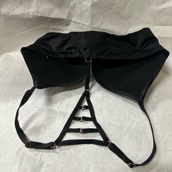 Victoria's Secret Black Strappy Back Bra - Picture 5 of 7